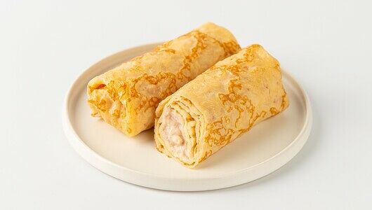 Блины с заварным кремом, мягким сыром и клубникой