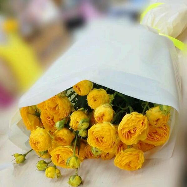 Букет желтых кустовых роз