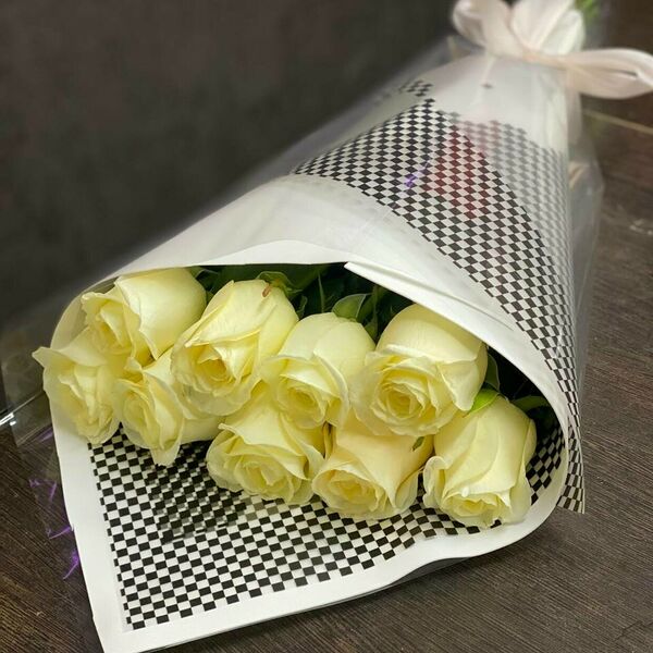 9 роз в авторской упаковке