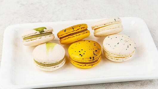 Набор пирожных макарон 