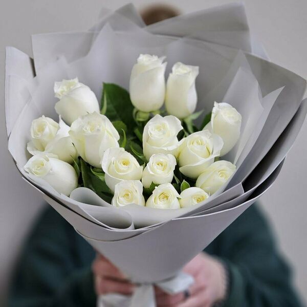 15 белых роз