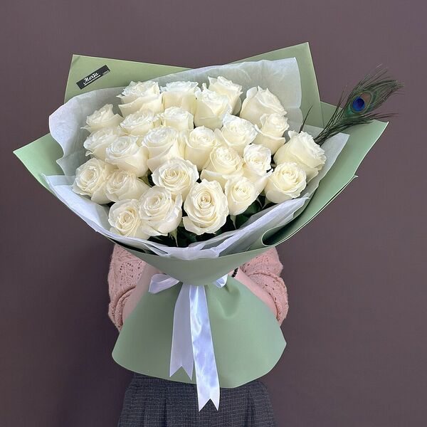 Букет из 25 белых роз и пера павлина 