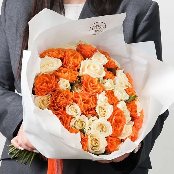 Букет из 51 белой и оранжевой розы 35-40 см (Россия) в белой пленке