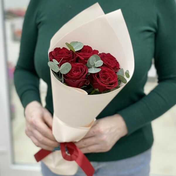 5 роз с эвкалиптом