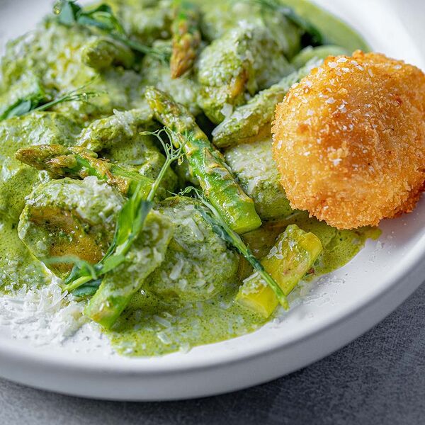 Ньокки с лососем и жареным яйцом пашот