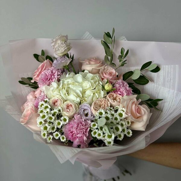 Авторский букет с розами и гортензией