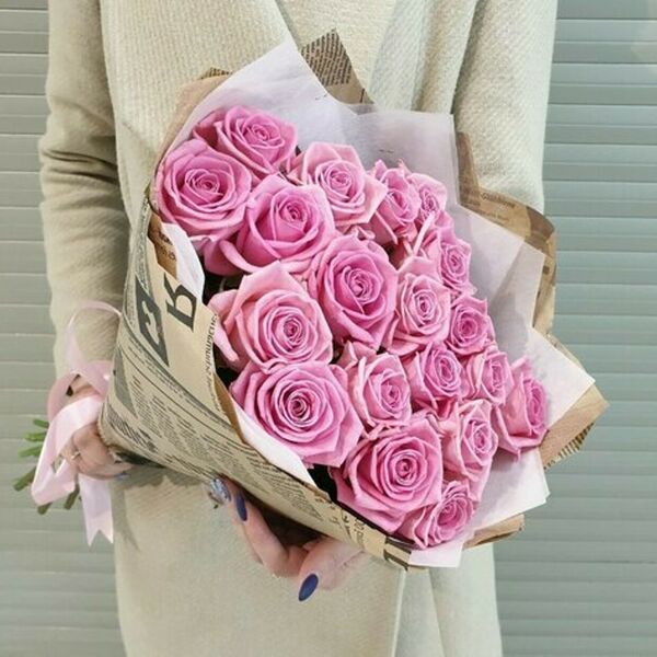 Букет из розовой розы в крафт