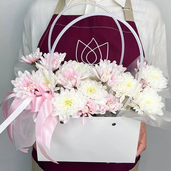Букет из цветов, авторский букет из хризантем Вальс в белой сумочке