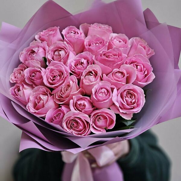 25 розовых роз