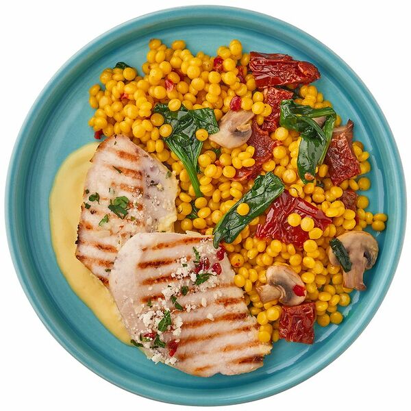 Филе курицы на гриле в сырном соусе с пастой птитим и шпинатом Шеф Перекрёсток, 300г