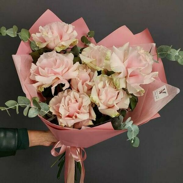 Букет из 7 ажурных роз с эвкалиптом