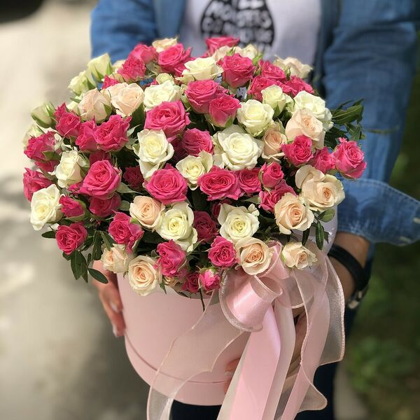 Цилиндр с кустовыми розами