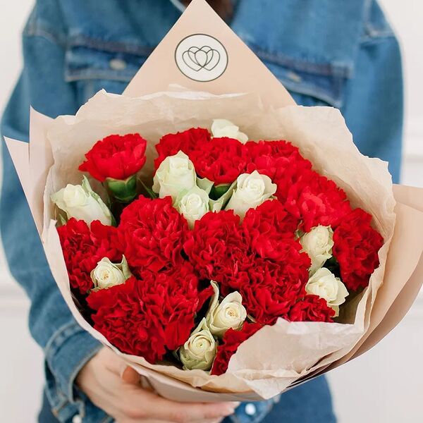 Букет из 15 красных гвоздик и 10 белых роз 40 см (Кения) в кремовой пленке