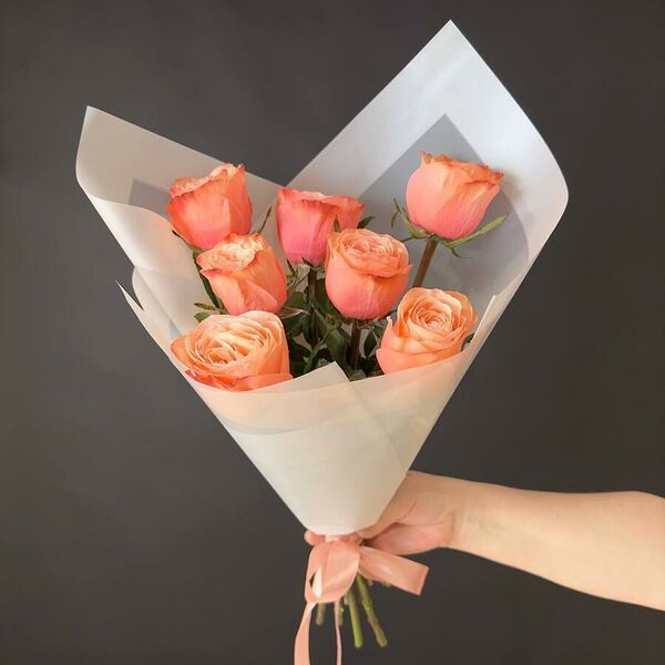 Букет цветов из 7 пионовидных Эквадорских роз Кахала