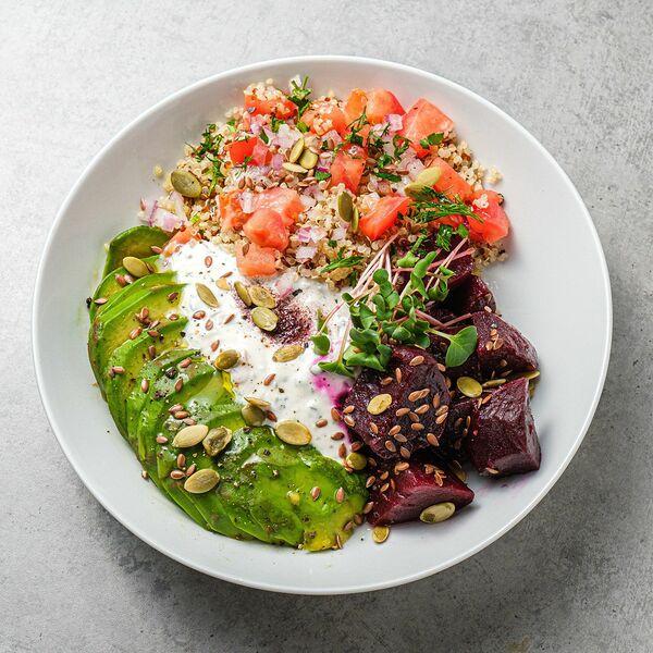 Киноа, запеченная свекла, авокадо и йогуртовый соус