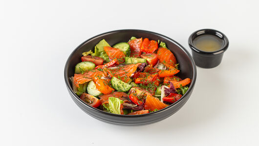 Салат с лососем, свежими овощами и печеным перцем