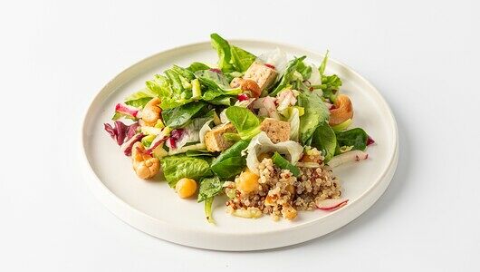 Салат Кобб с имбирным соусом