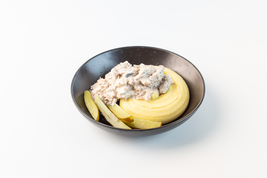 

Бефстроганов из говядины с картофельным пюре и маринованным огурчиком, 355 г