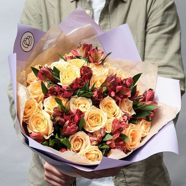 Букет из 26 кремовых роз 35-40 см (Россия) и 7 красных альстромерий в сиреневой пленке
