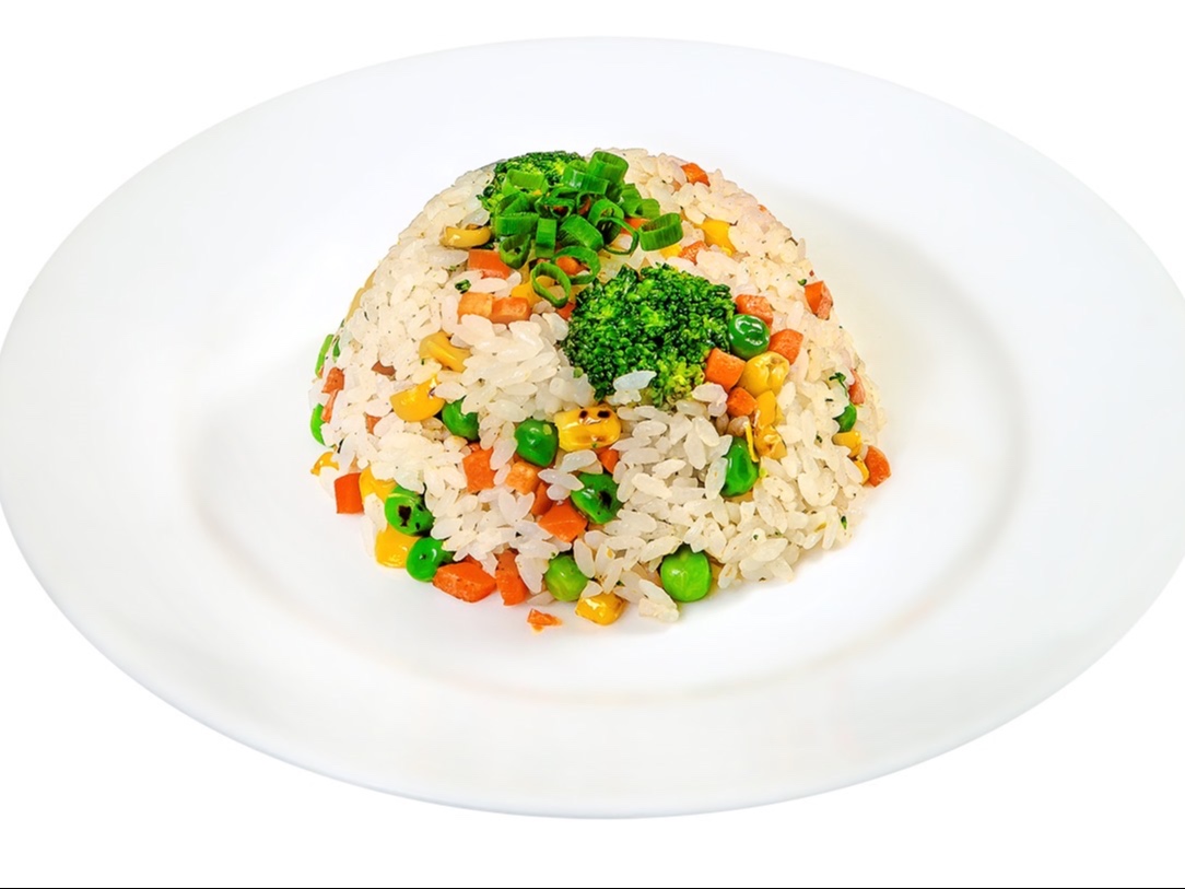 Жареный рис с овощами