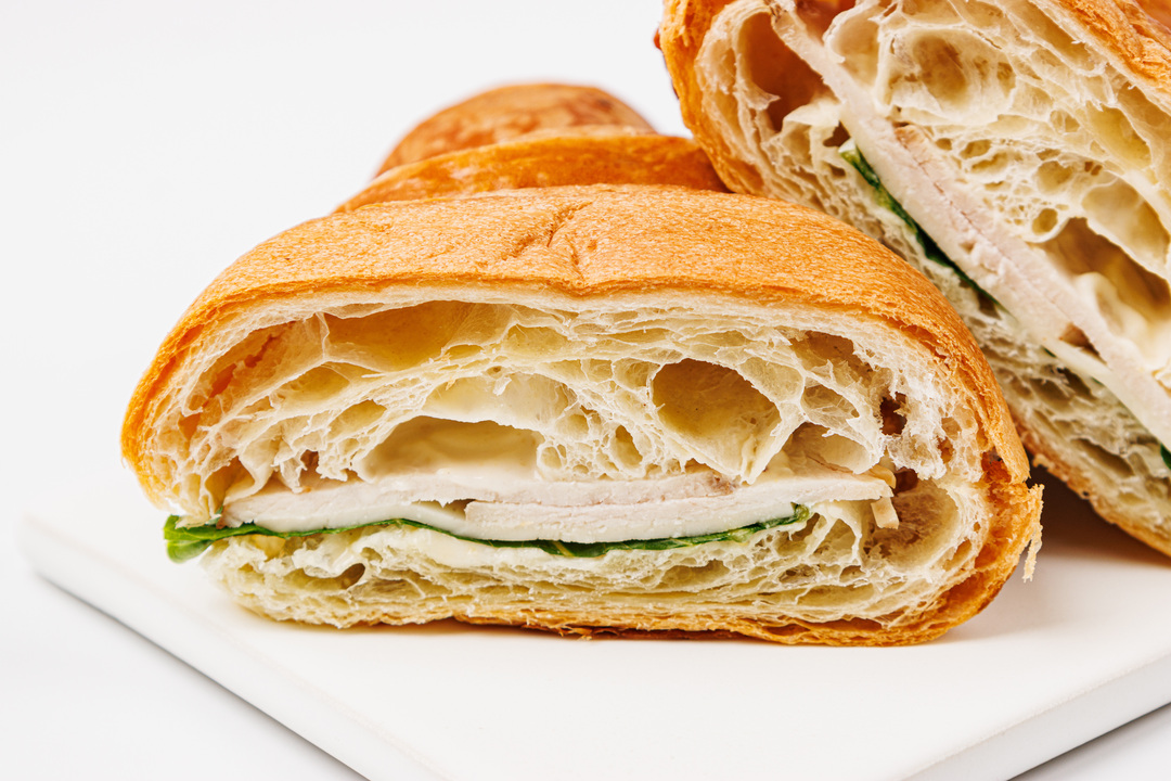 

Круассан с индейкой и медово-горчичной заправкой ВкусВилл кафе 140 г