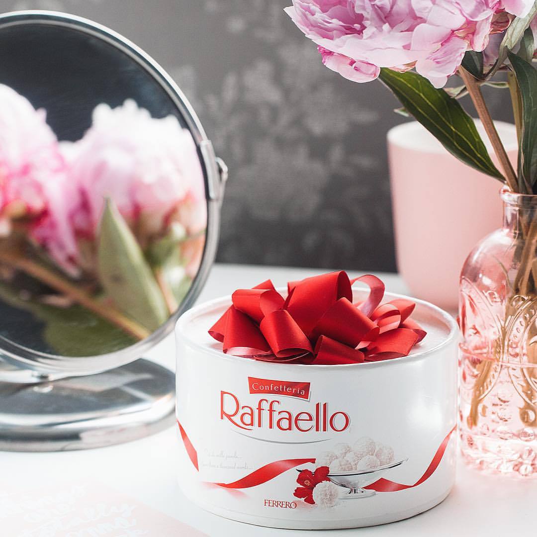 

Набор конфет Raffaello с цельным миндалем в кокосовой обсыпке 200 г