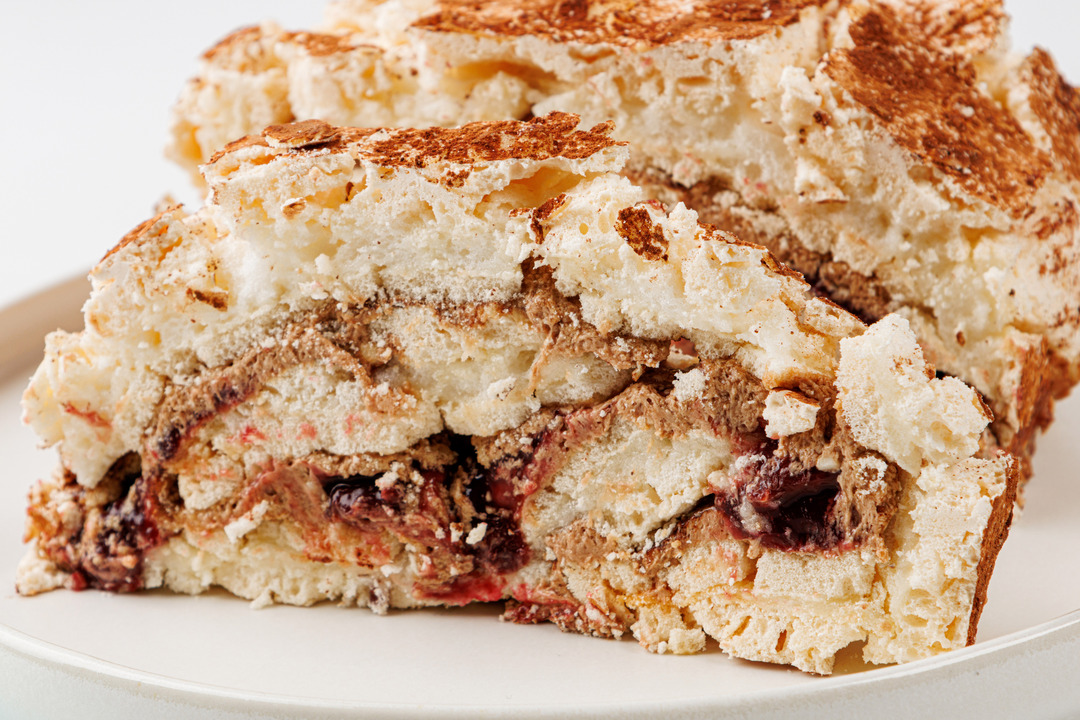 

Рулет ВкусВилл меренговый с вишней и какао 215 г