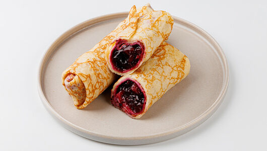 Блины с черной смородиной и яблоком