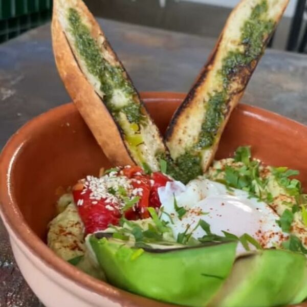 Марокканский пол с жареным авокадо и яйцом пашот