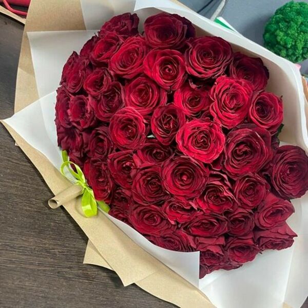 Букет из 51 красной розы в оформлении