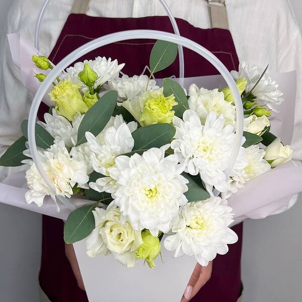 Букет из цветов, авторский букет из хризантем, роз и эустом Шарм в белой сумочке