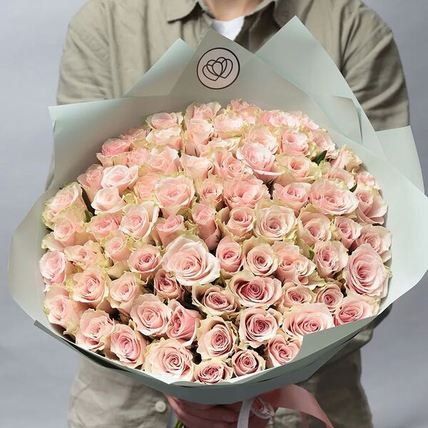 Букет из 75 нежно-розовых роз 40 см (Кения) в зеленой пленке