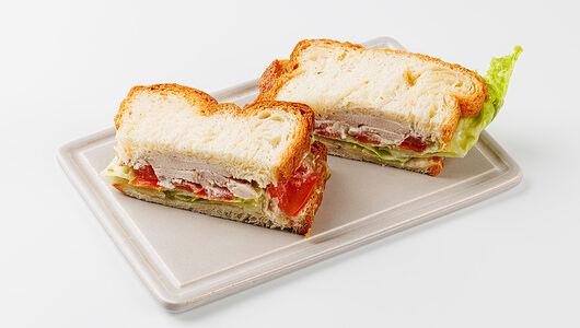 Тостовый круассан с курицей и соусом цезарь, кафе