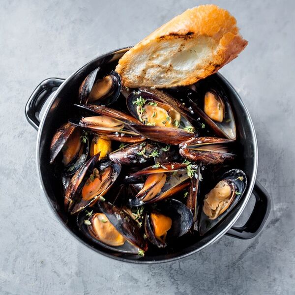 Горячие мидии белое вино, чеснок и травы 1 кг