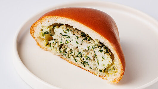 Пирожок с зеленью и яйцом, кафе