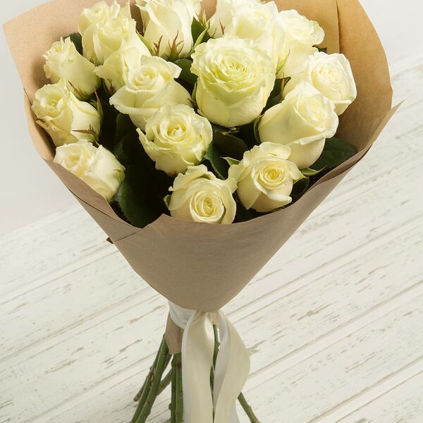 Букет из 17 белых голландских роз в крафте