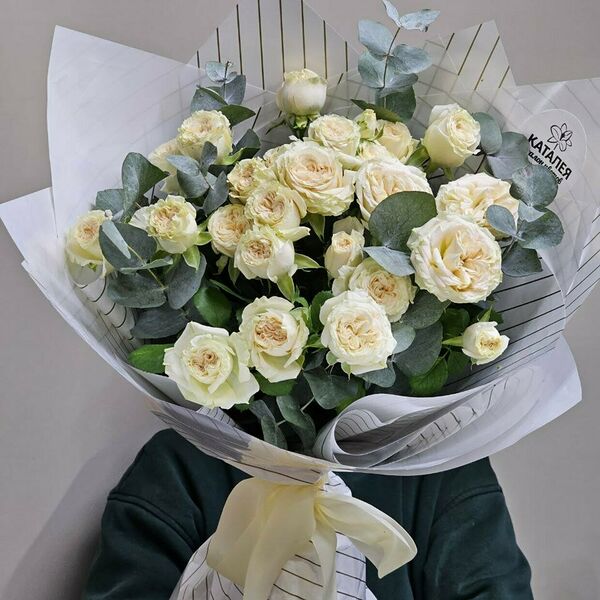 Букет с кустовыми пионовидными розами