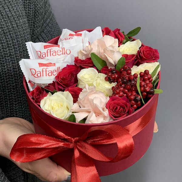Бокс с цветами и рафаэлло