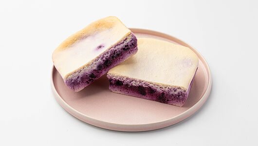 Запеканка творожная с чёрной смородиной