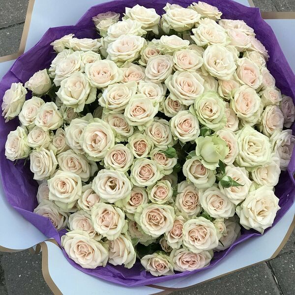 Букет белых кустовых роз