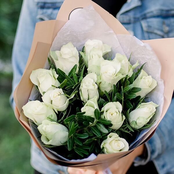 Букет из 15 белых роз 40 см (Кения) с фисташкой