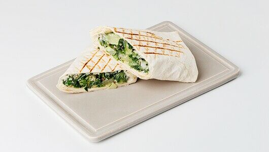 Сэндвич-ролл с огуречным салатом, киноа и фалафелем, кафе