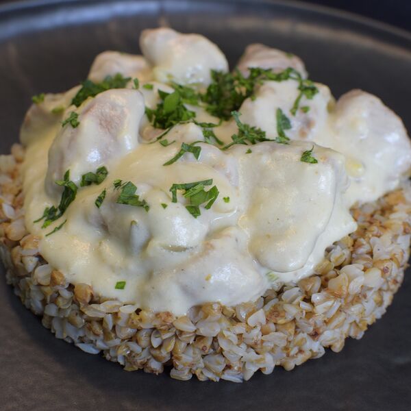 Гречка с запеченной индейкой в соусе «Бешамель» (готовое блюдо, заморозка)