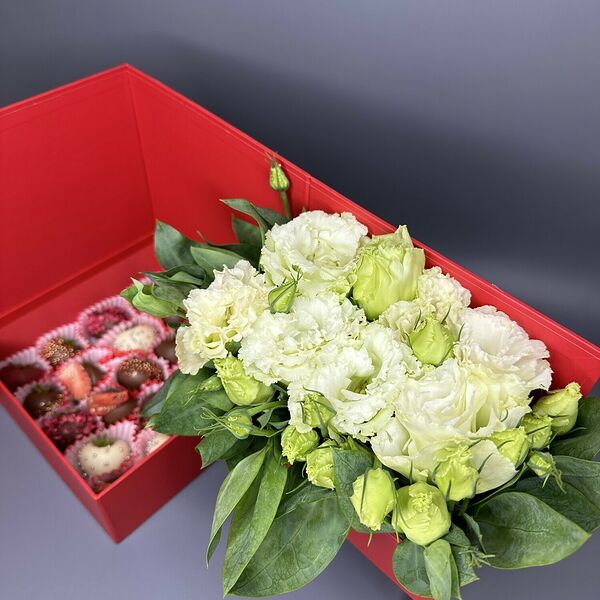 Композиция из эустомы и клубники в шоколаде