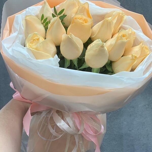 15 роз в стильной упаковке