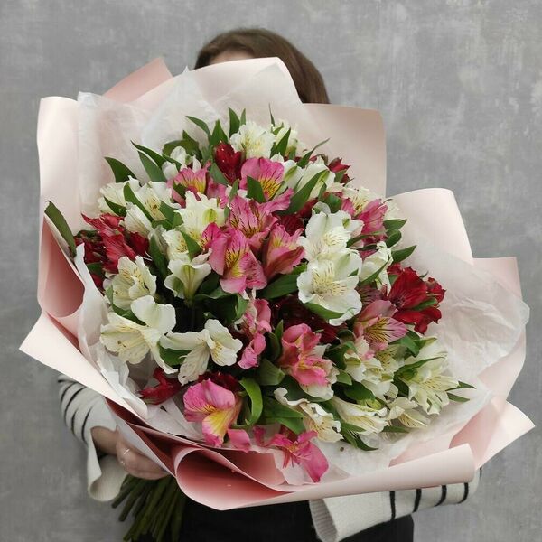 Яркий букет из альстромерий