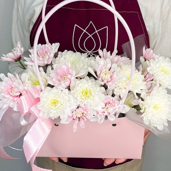 Букет из цветов, авторский букет из хризантем Вальс в розовой сумочке