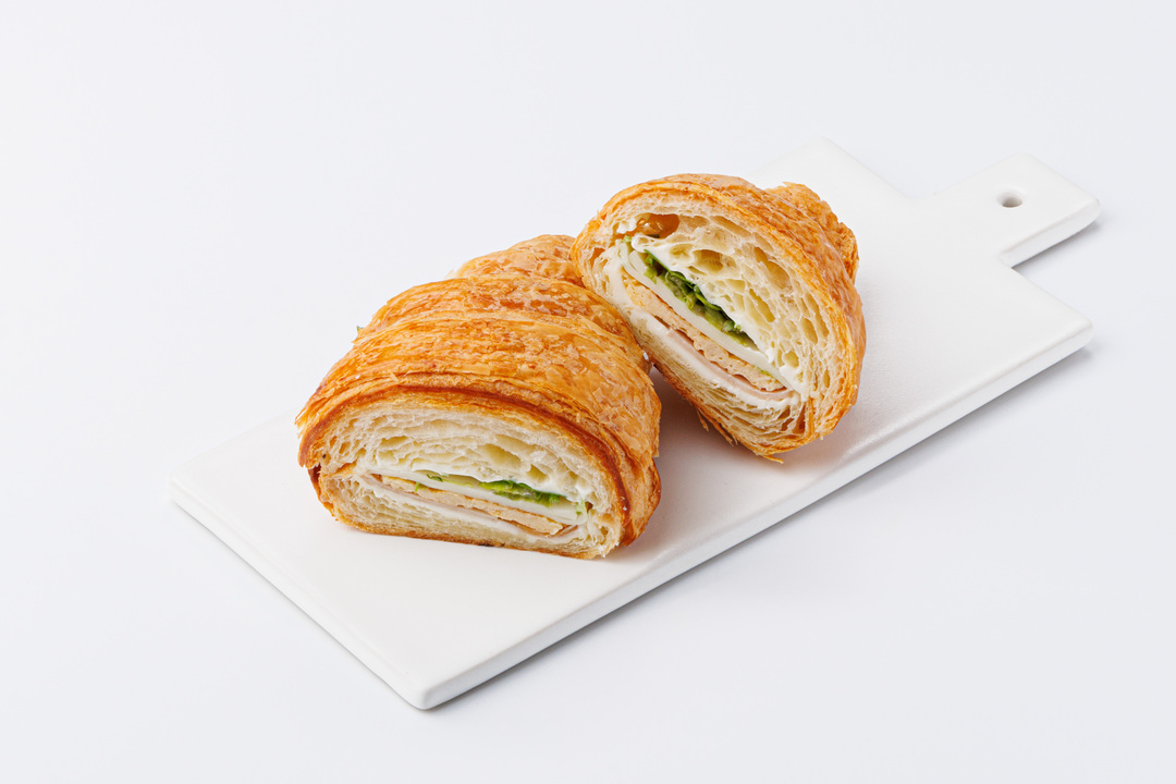 

Круассан ВкусВилл с ветчиной из индейки омлетом и моцареллой кафе 140 г