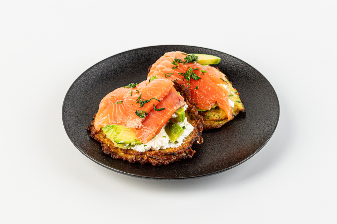 

Оладьи из цукини ВкусВилл с творожным сыром авокадо и ломтиками форели 221 г