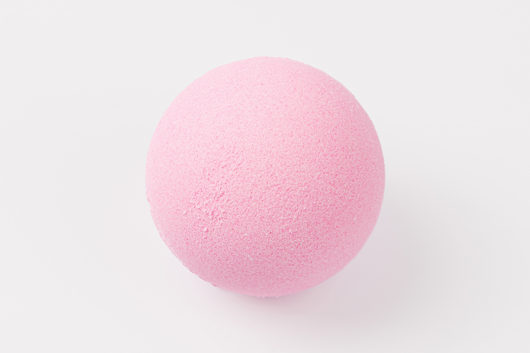 

Бомбочка-гейзер ВкусВилл для ванны с шиммером Сладкая малина и жемчуг 170 г